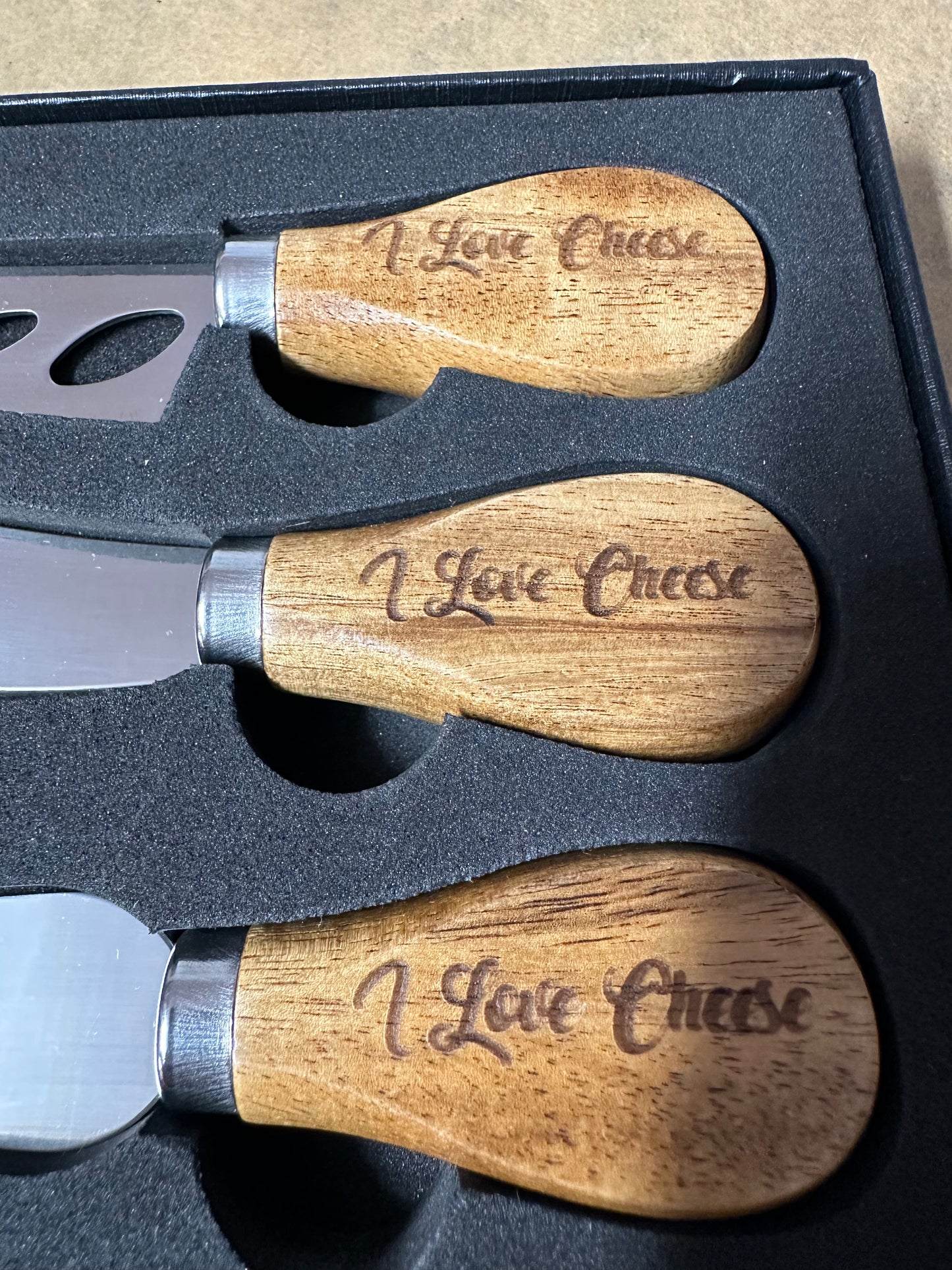 Käsemesser Set 6 Teilig aus Edelstahl mit Akazien Holzgriff in einer Geschenkbox