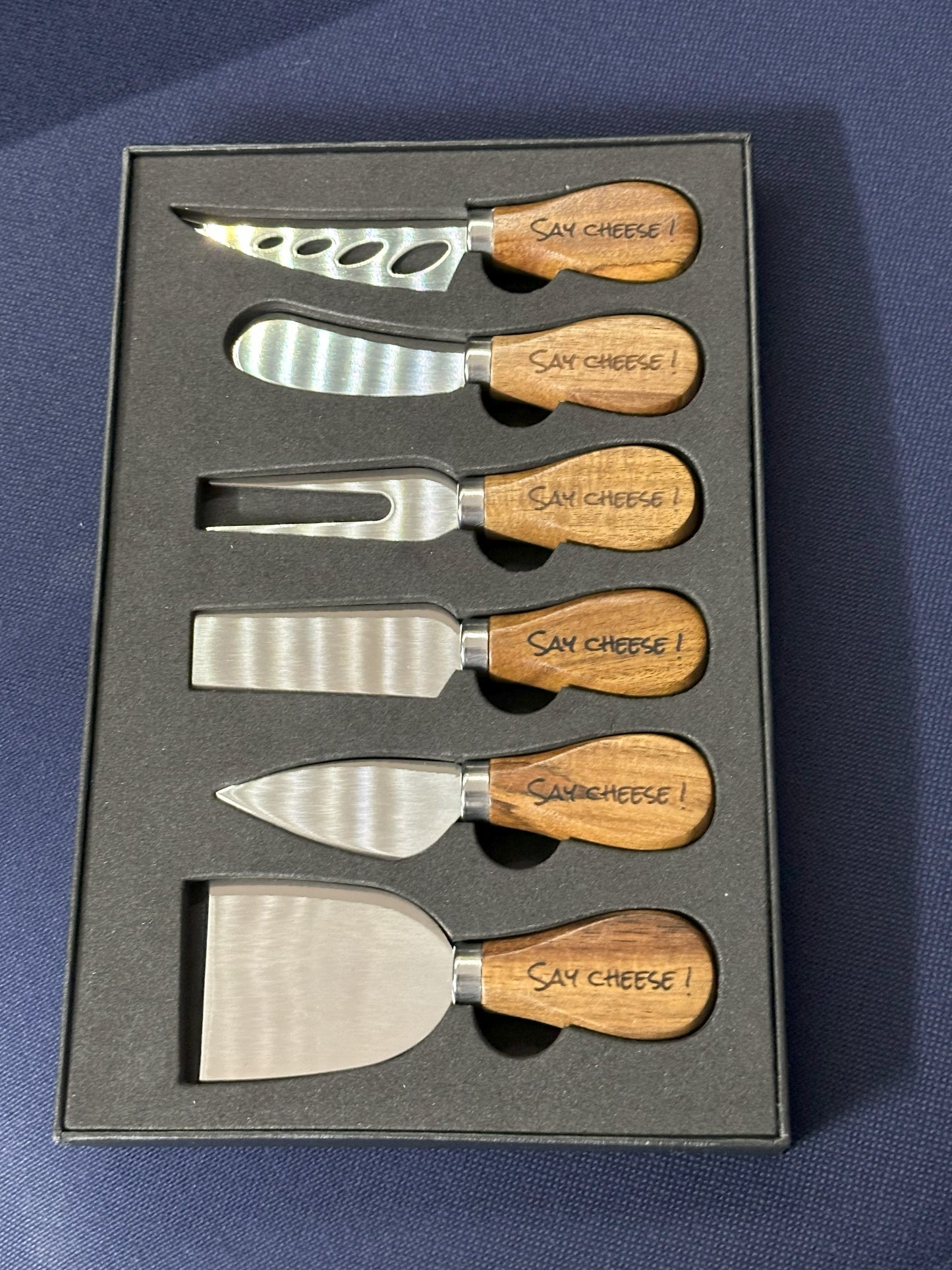 Käsemesser Set 6 Teilig aus Edelstahl mit Akazien Holzgriff in einer Geschenkbox
